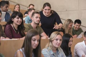 Die Studierenden der Fachhochschule Kufstein Tirol sprechen im Hörsaal. 