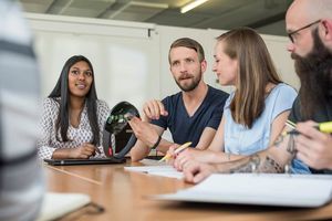 Die Arbeit mit innovativen technischen Geräten ist an der Fachhochschule Kufstein Tirol ein wichtiger Schwerpunkt.