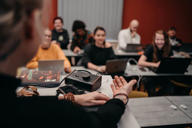Bildung am Zahn der Zeit.
