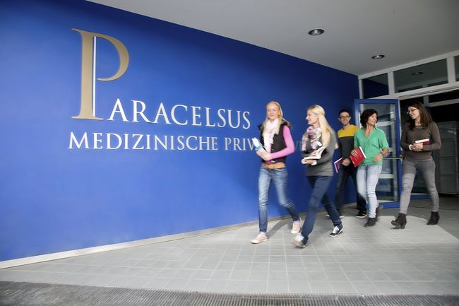 Die Paracelsus Medizinische Privatuniversität (PMU) verbindet eine starke Forschungsleistung und einzigartige multiprofessionelle Aus- und Weiterbildung ihrer Studierenden mit universitätsweiter unternehmerischer Nachhaltigkeit, um bestmöglich zur Gesundheit von Menschen beizutragen.