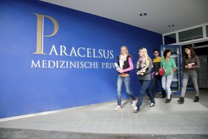 Die Paracelsus Medizinische Privatuniversität (PMU) verbindet eine starke Forschungsleistung und einzigartige multiprofessionelle Aus- und Weiterbildung ihrer Studierenden mit universitätsweiter unternehmerischer Nachhaltigkeit, um bestmöglich zur Gesundheit von Menschen beizutragen.
