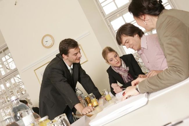 Die Wissensvermittlung erfolgt durch renommierte Dozentinnen und Dozenten