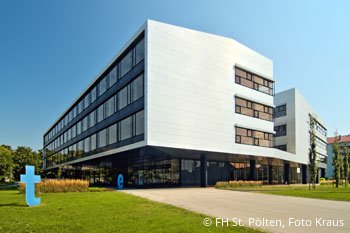 Gebaeudeansicht der Fachhochschule St. Poelten bei sonnigem Wetter