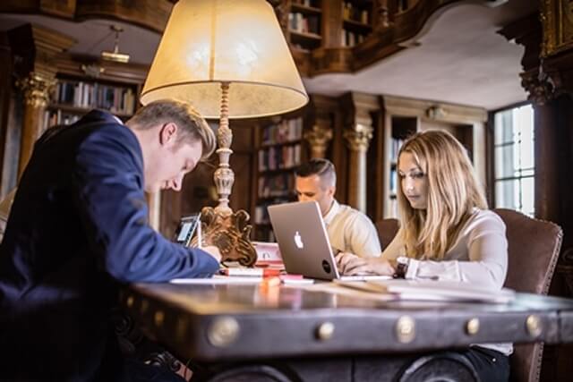 In der Bibliothek hat man die Möglichkeit, in Ruhe zu lernen