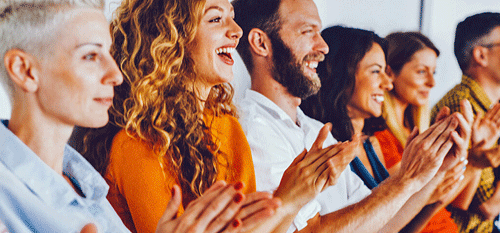 Menschen klatschen Beifall