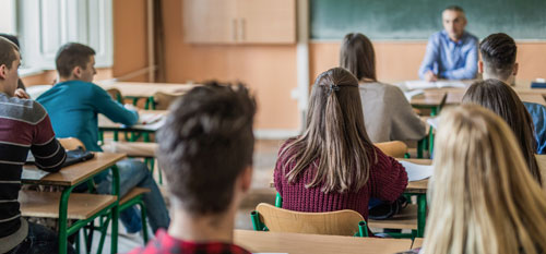 Lehrer unterrichtet Schüler