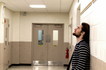 verzweifelter Student im Krankenhaus