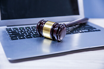 Richterhammer und Laptop