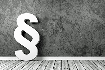 Paragraph an grauer Wand