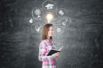 Studentin mit Gedankenblasen