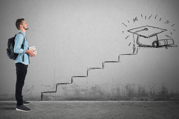 Student vor imaginärer Treppe zum Erfolg