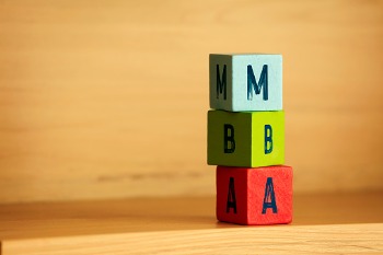 Bauklötze mit den Buchstaben M B A übereinandergestapelt