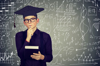 grübelnder Absolvent vor einer Tafel