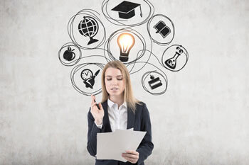 Frau überlegt mit Gedankenblasen