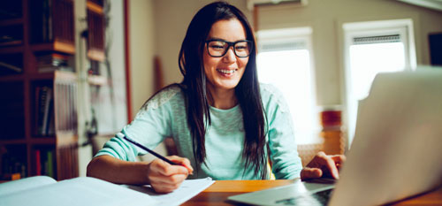 Studentin an Laptop lernt