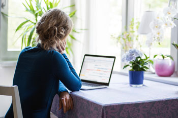 Frau Zuhause am Laptop