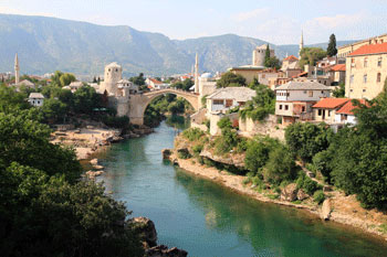 Stadt am Fluss in Bosnien