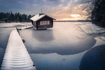 Hütte in Schneelandschaft in Finnland