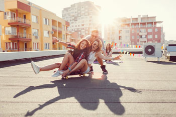 Studenten mit Skateboard